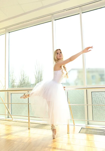 Bela balerina praticando na aula de ballet — Fotografia de Stock