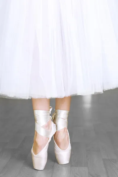 Ballerina benen in pointes kunnen teweegbrengen in dansen hall — Stockfoto