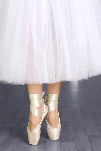 Ballerina ben i pointes i dans hall — Stockfoto