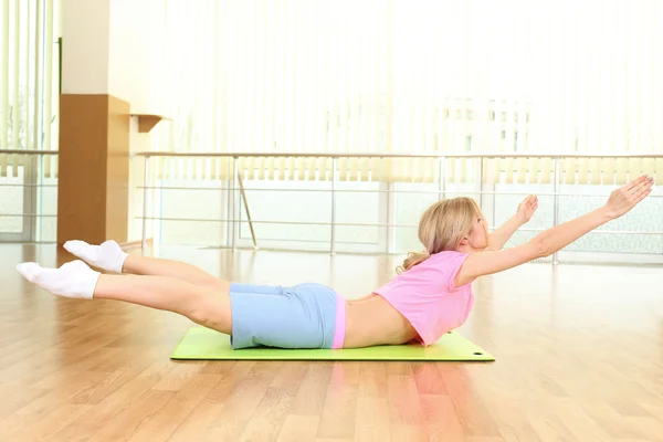 Jonge vrouw die yoga beoefent — Stockfoto