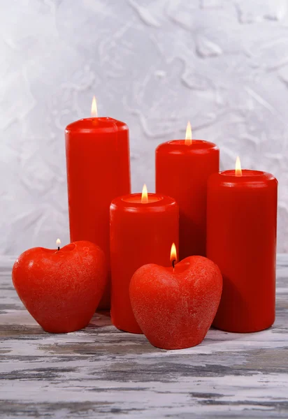 Hermosas velas en la mesa sobre fondo gris — Foto de Stock