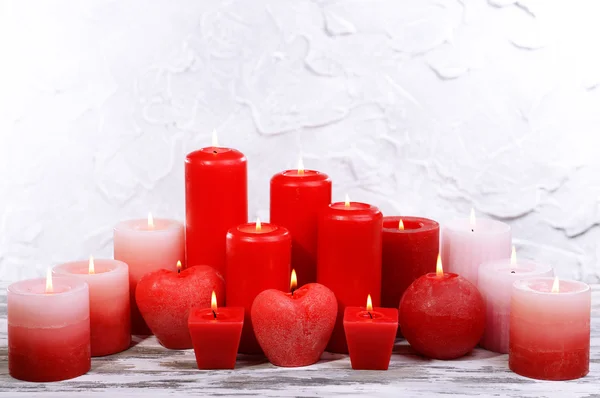 Mooie kaarsen op tafel op grijze achtergrond — Stockfoto