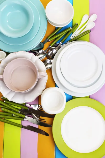 Různé nádobí na dřevěný stůl — Stock fotografie