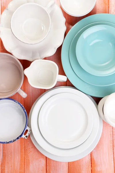 Různé nádobí na dřevěný stůl — Stock fotografie