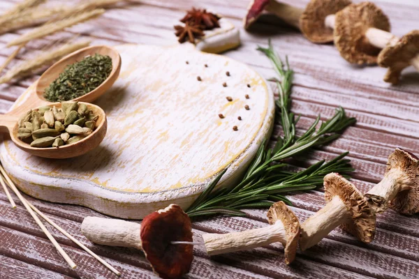 Διάφορα μπαχαρικά και cutting board, κοντινό πλάνο — Stockfoto