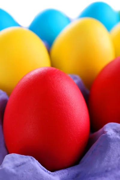 Ovos de Páscoa coloridos na bandeja de perto — Fotografia de Stock