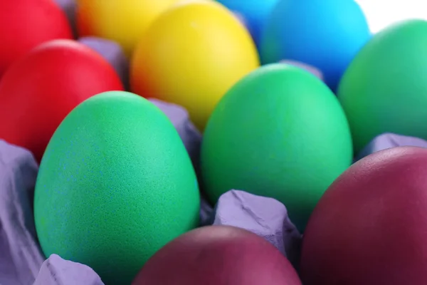 Barevné velikonoční vejce v zásobníku zblízka — Stock fotografie