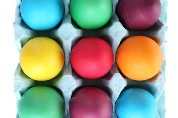 Uova di Pasqua variopinte in vassoio vicino — Foto Stock