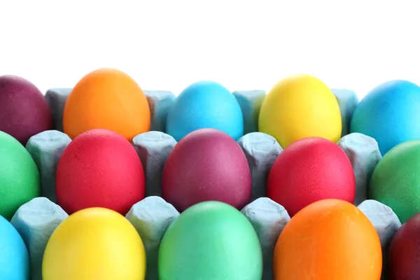 Uova di Pasqua variopinte in vassoio vicino — Foto Stock