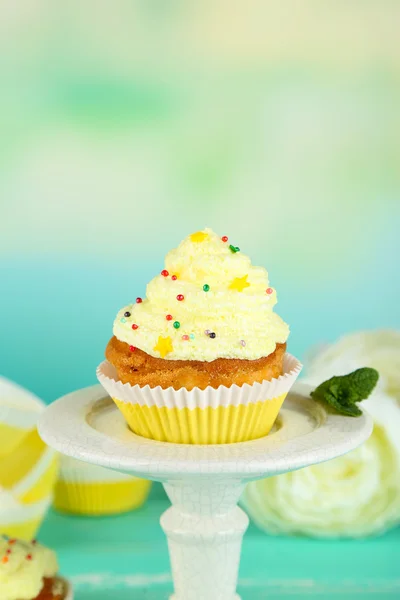 Sabroso pastel de taza con crema, de cerca — Foto de Stock