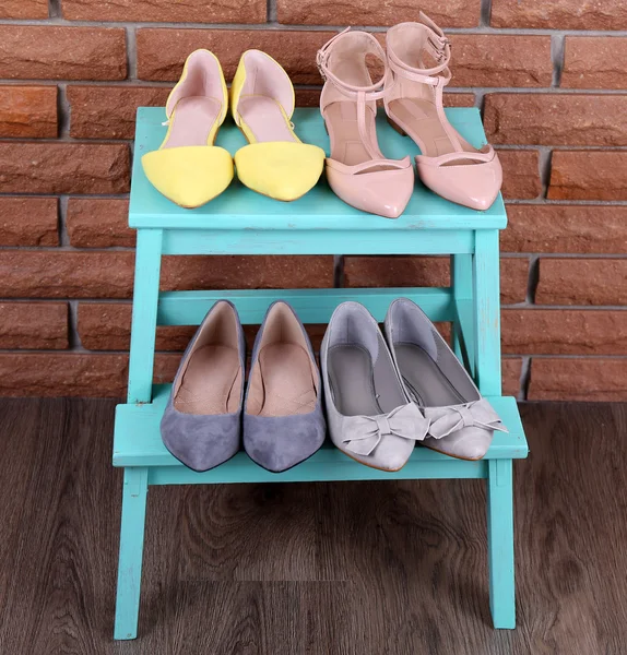 Schoen plank met vrouwen schoenen — Stockfoto