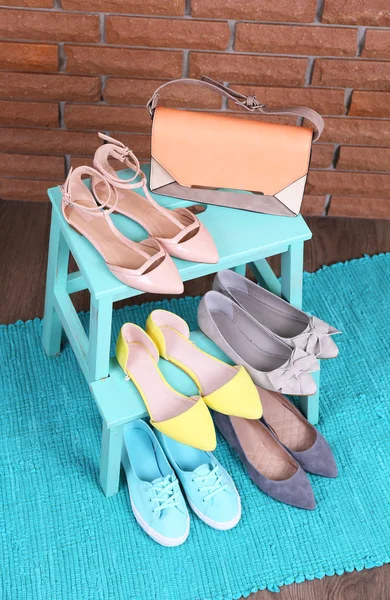 Shoe shelf with women shoes and fashion bag — Stock Photo, Image