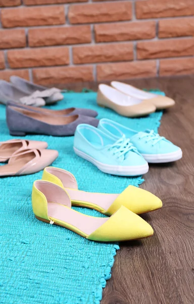 Damenmode Schuhe auf blauem Teppich — Stockfoto