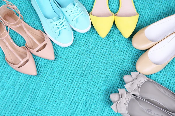 Scarpe moda femminile su tappeto blu — Foto Stock