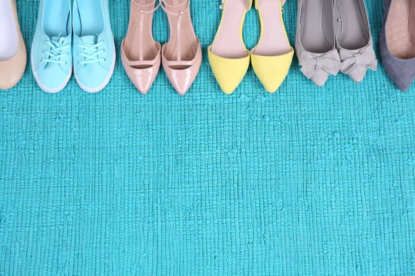 Zapatos de moda femeninos en alfombra azul — Foto de Stock