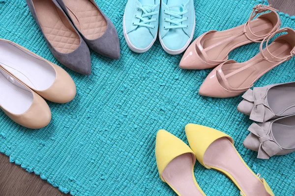 Zapatos de moda femeninos en alfombra azul — Foto de Stock