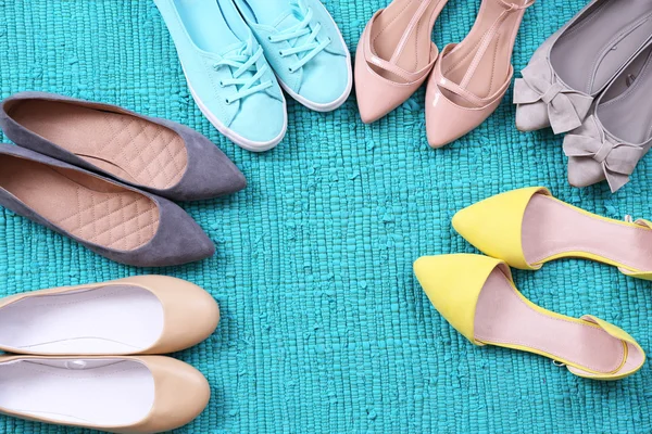 Zapatos de moda femeninos en alfombra azul — Foto de Stock