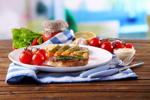 Bistecca alla griglia, verdure alla griglia e pezzi di patate fritte sullo sfondo della tavola — Foto Stock