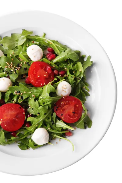 Grüner Salat mit Rucola, Tomaten, Käse-Mozzarella-Bällchen und Sesam auf Teller, isoliert auf weißem — Stockfoto