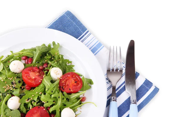 Zelený salát s rukolou, rajčaty, sýr mozzarella koule a sezam na desce, izolované na bílém — Stock fotografie