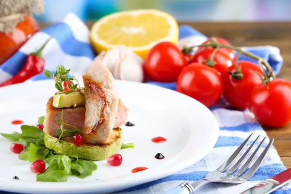 Gegrilde biefstuk, gegrilde groenten en rucola op tafel, op lichte achtergrond — Stockfoto