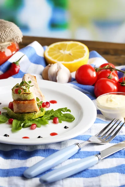 Gegrilltes Steak, gegrilltes Gemüse und Rucola auf dem Tisch, auf hellem Hintergrund — Stockfoto