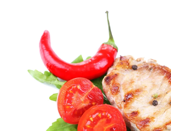 Bife grelhado e legumes isolados em branco — Fotografia de Stock