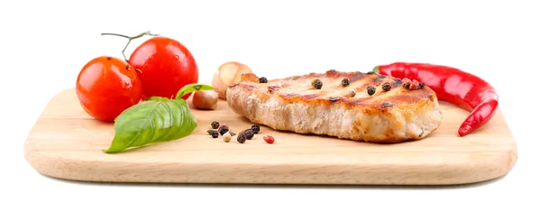 Grilovaný steak s kořením, bylinkami a zeleninou na dřevěné desce, izolované na bílém — Stock fotografie
