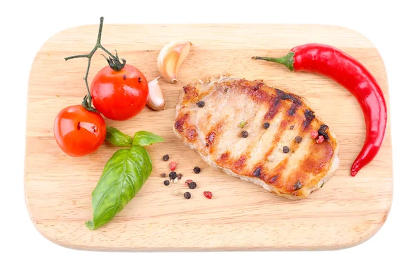 Bife grelhado com especiarias, ervas e legumes em tábua de madeira, isolado em branco — Fotografia de Stock