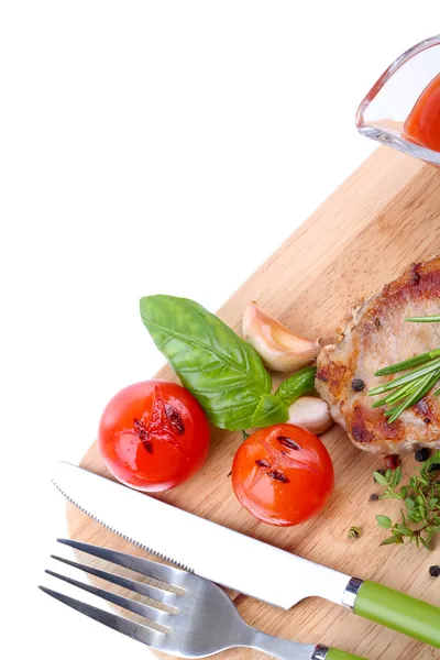 Gegrilltes Steak mit Gewürzen, Kräutern und Gemüse auf Holzbrett, isoliert auf weiß — Stockfoto