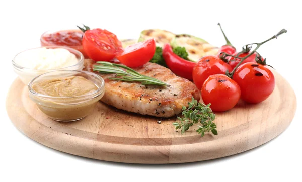 Gegrilde steak met specerijen, kruiden en groenten op houten bord, geïsoleerd op wit — Stockfoto