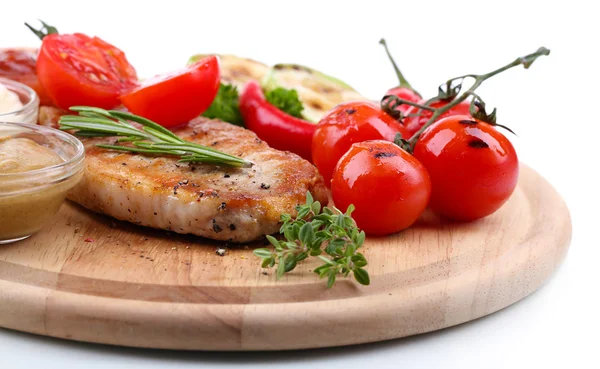 Filete a la parrilla con especias, hierbas y verduras sobre tabla de madera, aislado en blanco —  Fotos de Stock