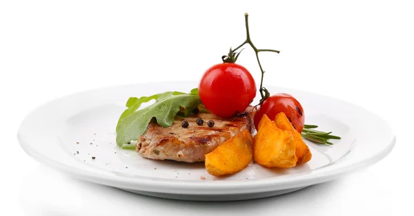 Bife grelhado com pedaços de batata frita e legumes grelhados, isolado em branco — Fotografia de Stock