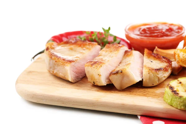 Bife grelhado com molho de tomate em tábua de madeira, isolado em branco — Fotografia de Stock