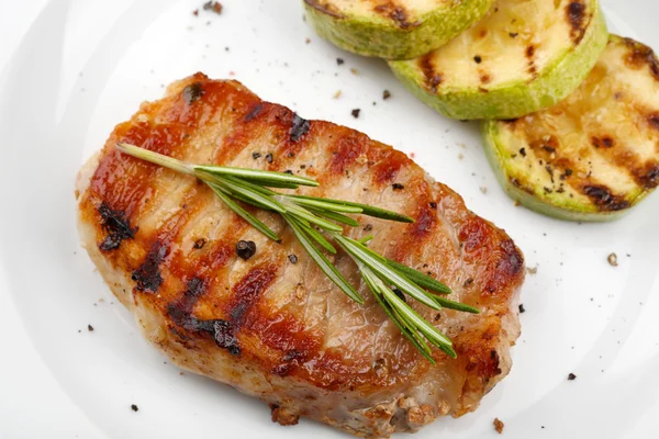 Gegrilltes Steak und gegrilltes Gemüse isoliert auf weiß — Stockfoto