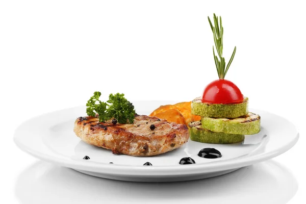 Bife grelhado e legumes grelhados no prato, isolados em branco — Fotografia de Stock