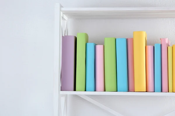 Bücher auf weißen Regalen im Zimmer — Stockfoto