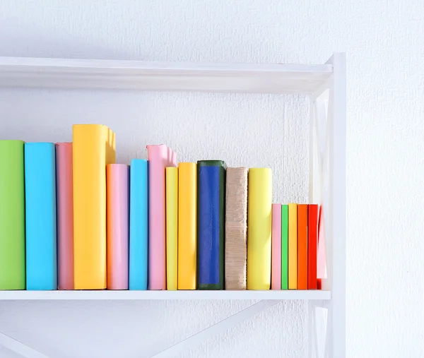 Livros em prateleiras brancas no quarto — Fotografia de Stock