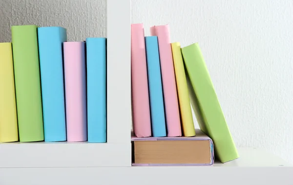 Książki na białe półki w pokoju — Zdjęcie stockowe