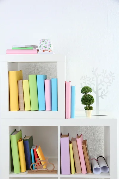 Libros en estantes blancos en la habitación —  Fotos de Stock