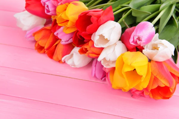 Hermosos tulipanes en cubo en primer plano de la mesa —  Fotos de Stock