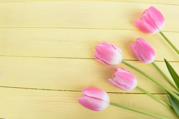 Schöne Tulpen im Eimer auf dem Tisch in Großaufnahme — Stockfoto