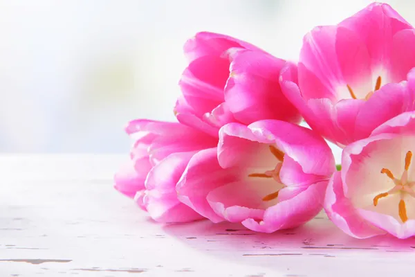 Hermosos tulipanes en cubo en primer plano de la mesa — Foto de Stock