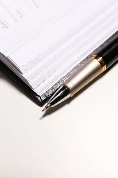 Pen on opened book, close up — Stock Photo, Image