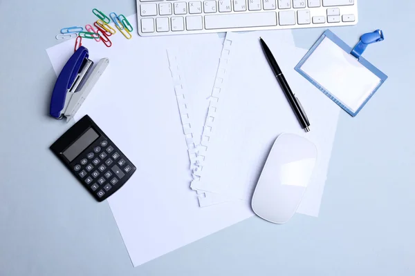 Tavolo da ufficio con accessori di cancelleria, tastiera e carta, primo piano — Foto Stock