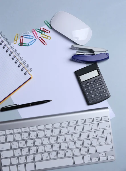 Mesa de oficina con accesorios de papelería, teclado y papel, primer plano — Foto de Stock