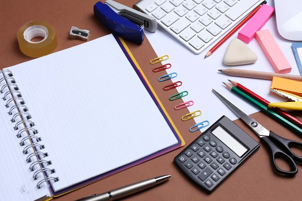 Mesa de oficina con accesorios de papelería, teclado y papel, primer plano — Foto de Stock