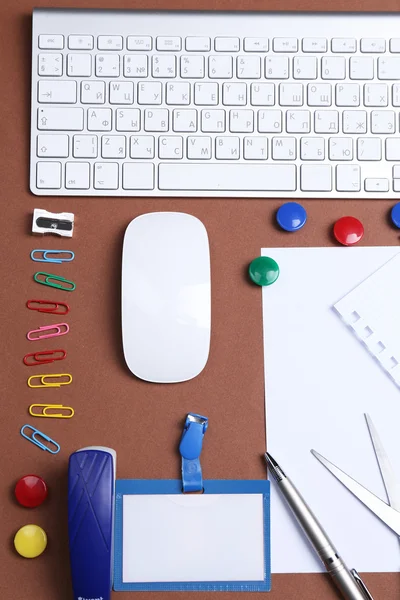 Mesa de oficina con accesorios de papelería, teclado y papel, primer plano —  Fotos de Stock