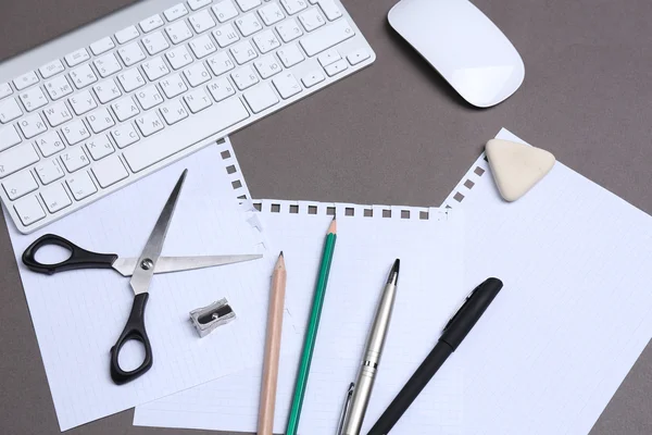 Mesa de oficina con accesorios de papelería, teclado y papel, primer plano — Foto de Stock