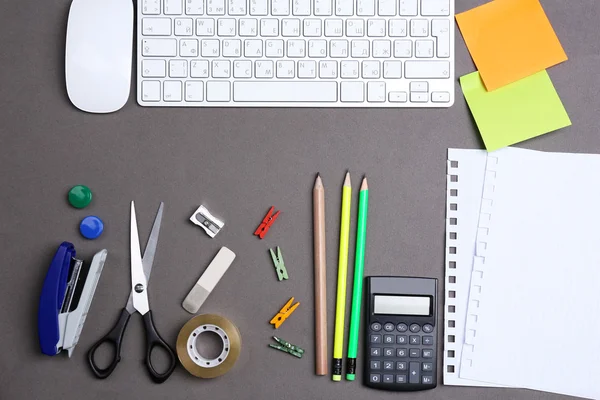 文房具の付属品、キーボードと紙、オフィスのテーブルをクローズ アップ — ストック写真